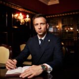 行政書士バッジの意味と装着義務を解説！補助者バッジも